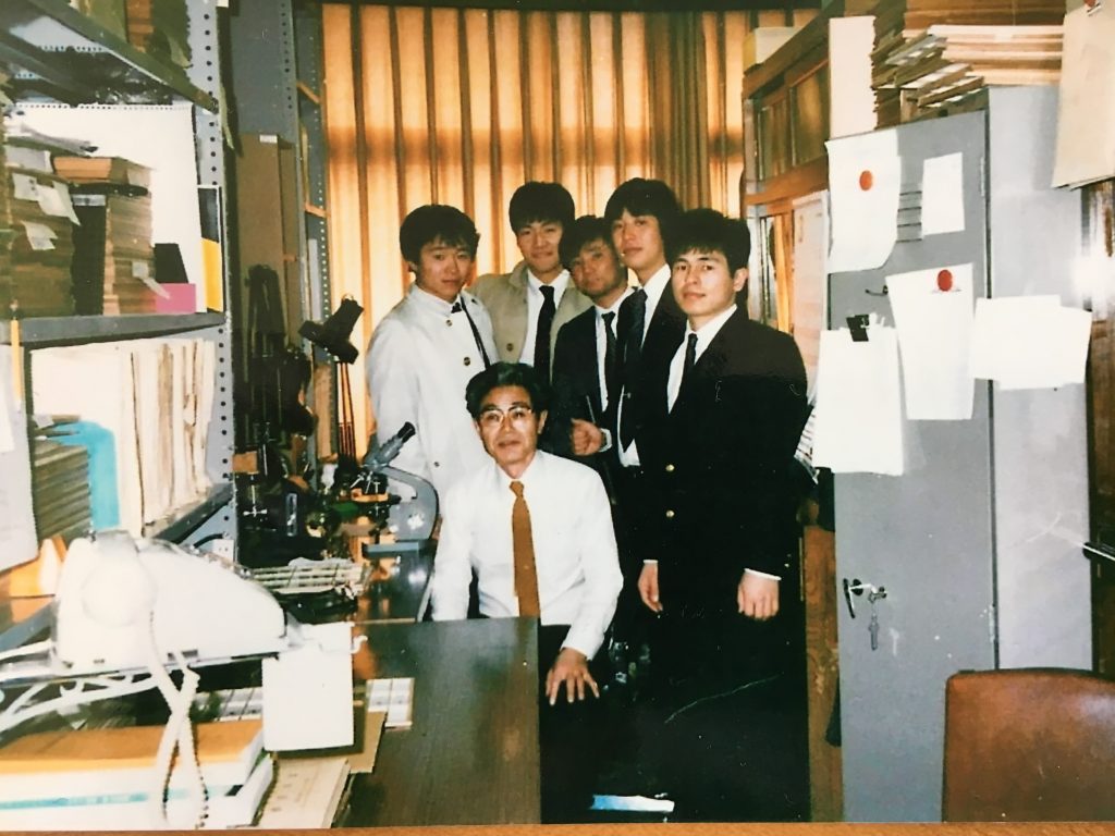 確か卒業式の日に同期何人かで佐藤先生の研究室にお邪魔した時の写真。先生の笑顔、素敵だなぁ。